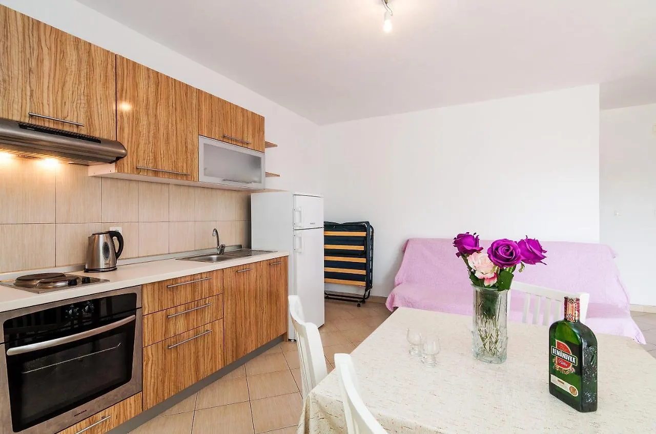 Apartman Iva-Family Holiday 250 M From Pebble Beach Seline Guest house