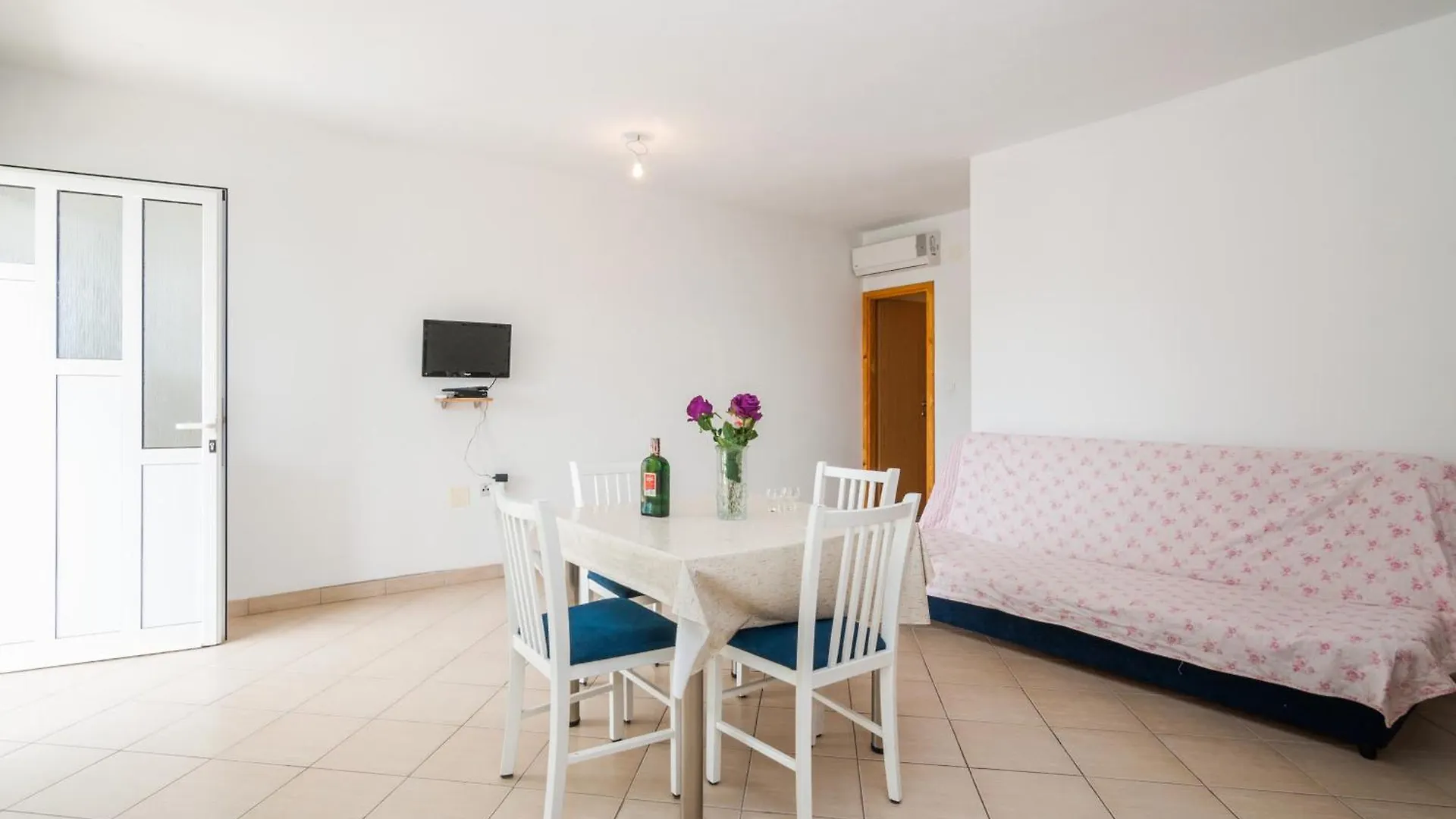 Apartman Iva-Family Holiday 250 M From Pebble Beach Seline Guest house