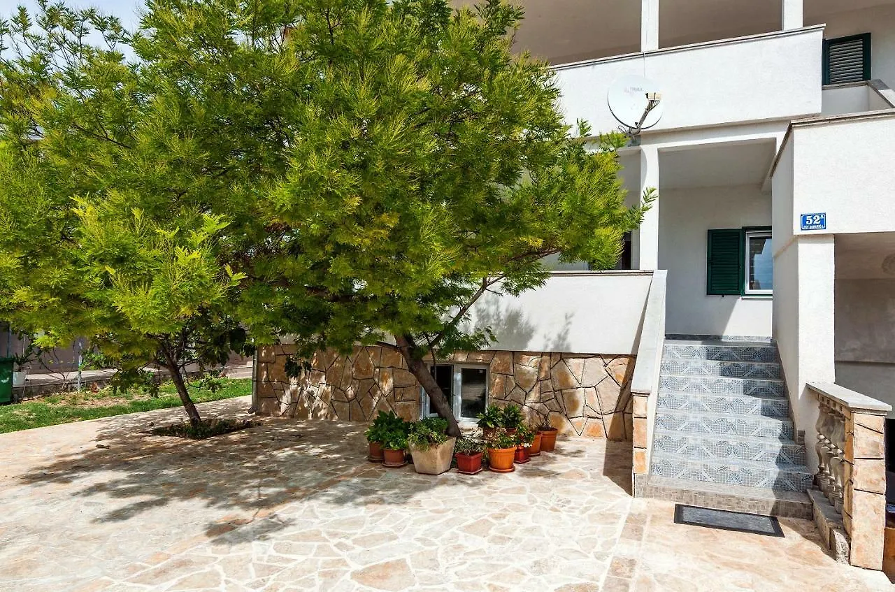 Apartman Iva-Family Holiday 250 M From Pebble Beach Seline Guest house